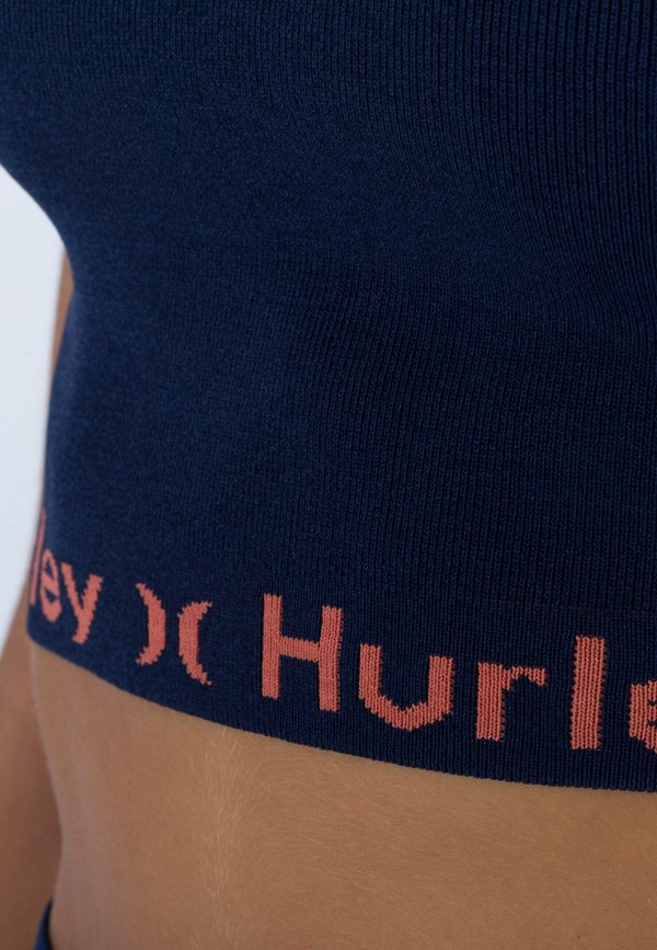 Hurley CONTRAST TEXT ACTIVE