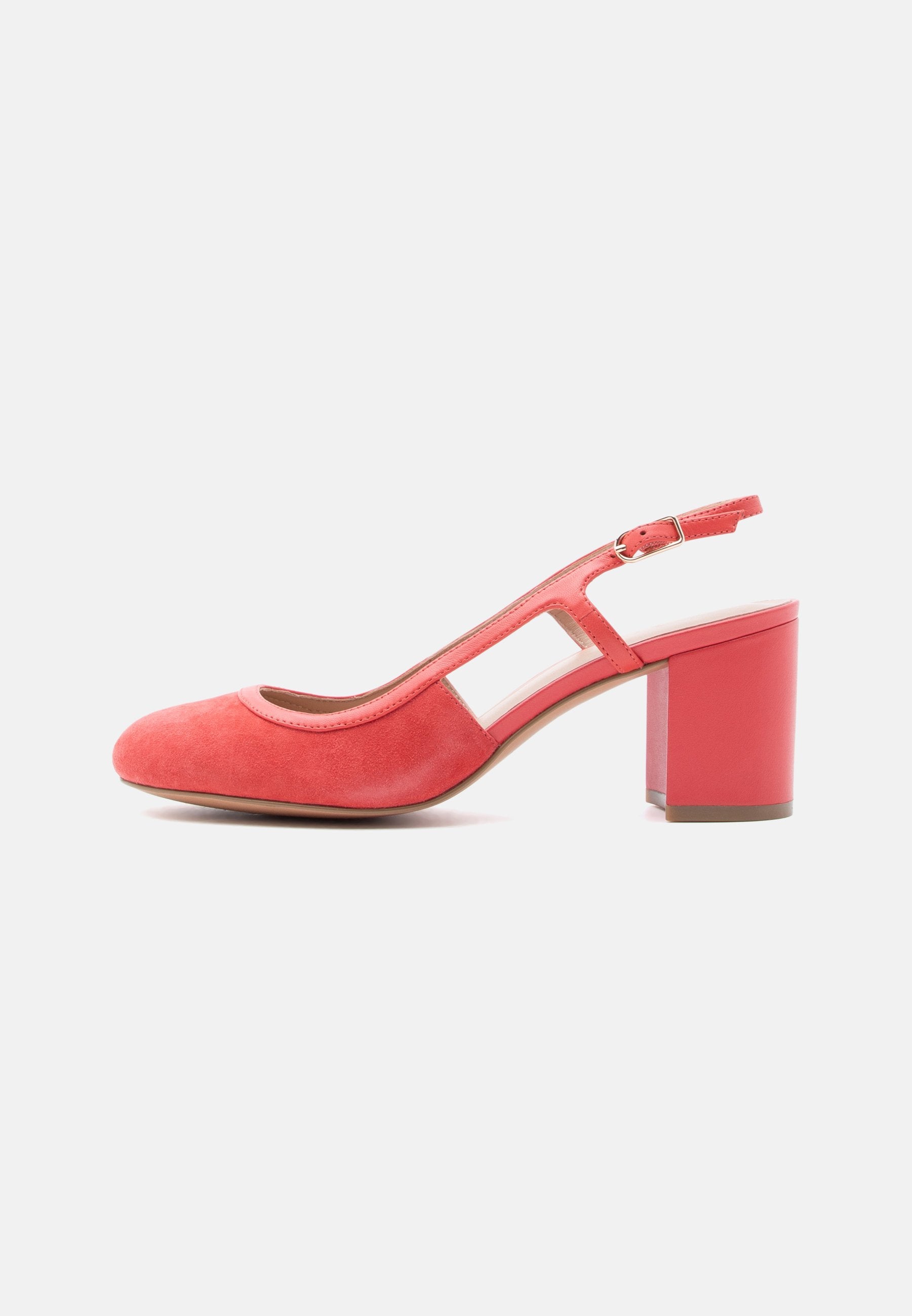 Korallenfarbener Slingback-Damenschuh aus Wildleder mit Blockabsatz, abgerundeter Spitze und verstellbarem Schnallenriemen vor weißem Hintergrund.