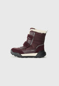 Bordeauxfarbene wasserdichte Stiefel mit Obermaterial aus Wildleder und Stoff, weißem Kunstfellfutter, verstellbaren Riemen und einer strukturierten schwarzen Gummisohle.