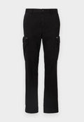 Schwarze Cargo-Hose aus Baumwolle mit zwei seitlichen Taschen, geradem Bein und sichtbaren Nähten an den Säumen.