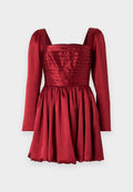 Rotes Kleid mit langen Ärmeln, quadratischem Ausschnitt und plissiertem Rock. Hergestellt aus glattem Stoff mit strukturiertem Oberteil und gerafften Taillendetails.