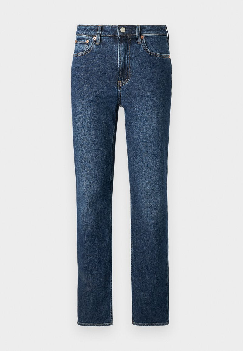 Dunkelblaue Jeans aus Denim mit geradem Bein, ausgestattet mit einem Knopf- und Reißverschluss sowie orangefarbenen Nähten.