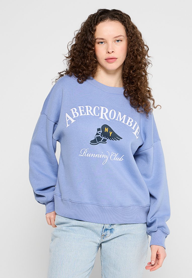 Hellblauer Sweatshirt aus Baumwollmischung, mit weißem Text "Abercrombie Running Club" und einem Grafik von einem Schuh mit Flügeln.