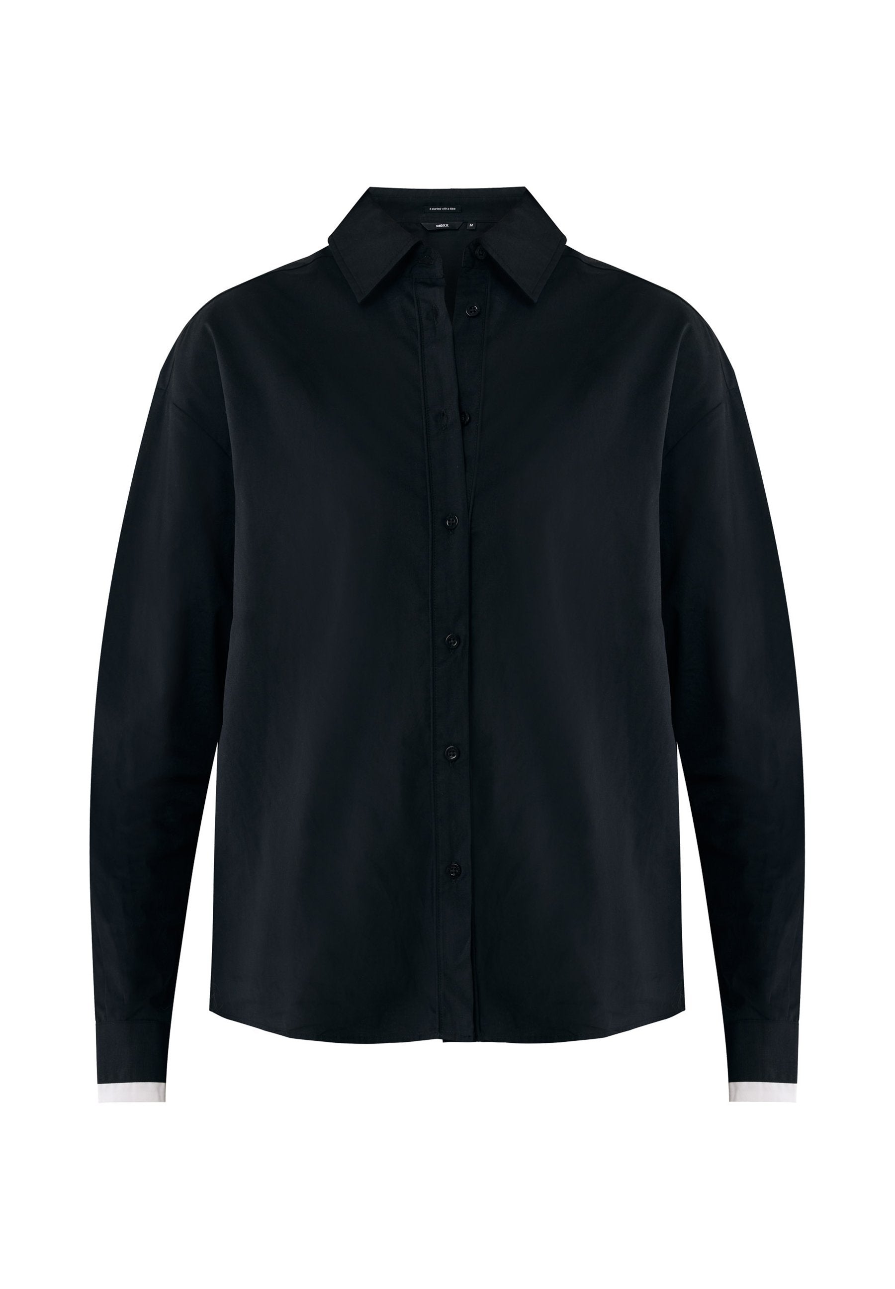 Schwarze Hemdbluse mit klassischem Kragen, langen Ärmeln und kontrastierenden weißen Manschetten, aus glattem Stoff. Gerade Saumlinie, ohne Muster.