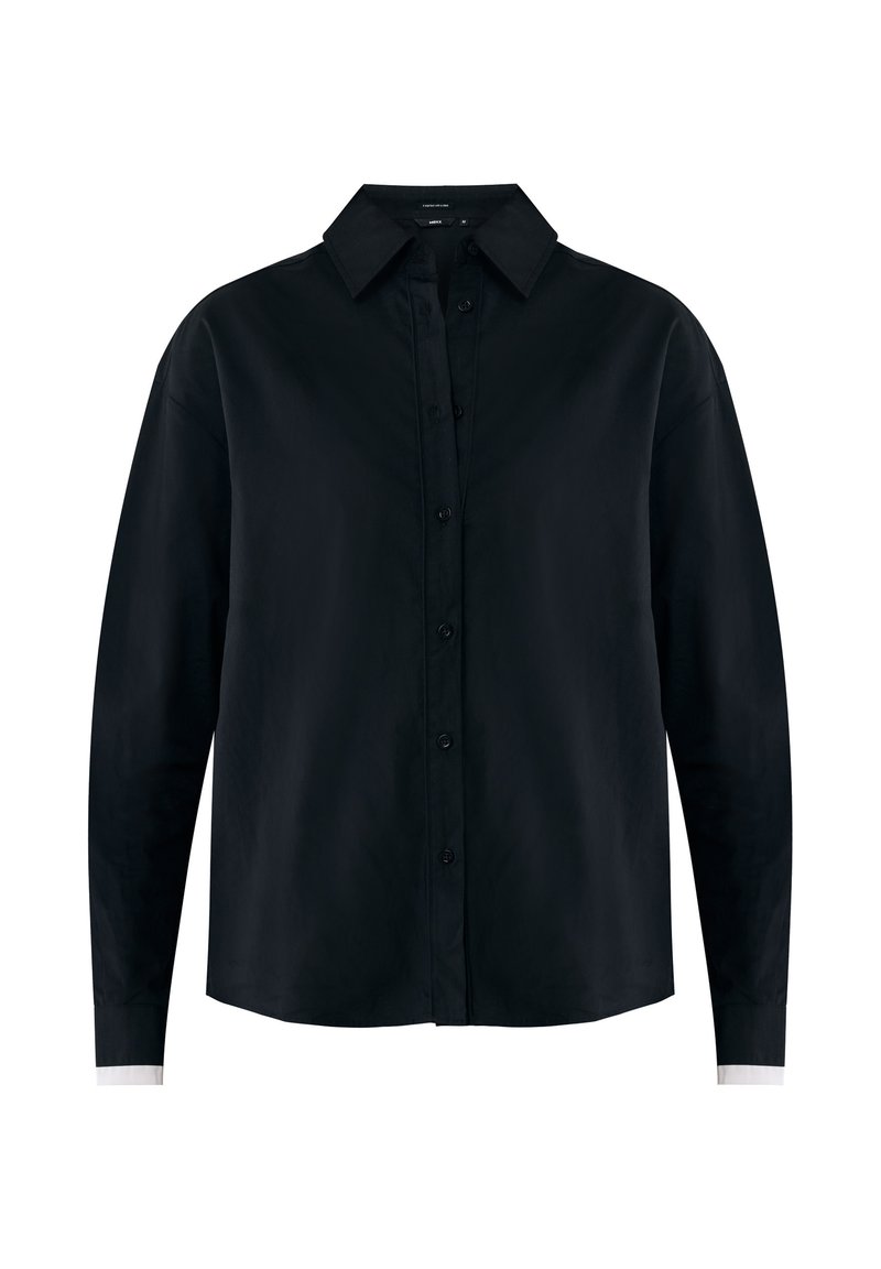 Schwarze Hemdbluse mit klassischem Kragen, langen Ärmeln und kontrastierenden weißen Manschetten, aus glattem Stoff. Gerade Saumlinie, ohne Muster.