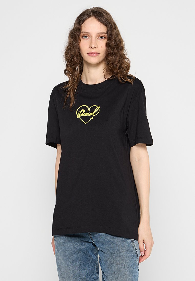 Schwarzes Baumwoll-T-Shirt mit gelbem Herzgrafik und Textdesign. Kurze Ärmel, runder Ausschnitt und lockere Passform.
