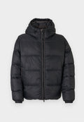 Schwarze Daunenjacke mit Reißverschlussfront, Kapuze und elastischen Bündchen. Verfügt über horizontal genähte Paneele zur Isolierung. Glattes, glänzendes Material.