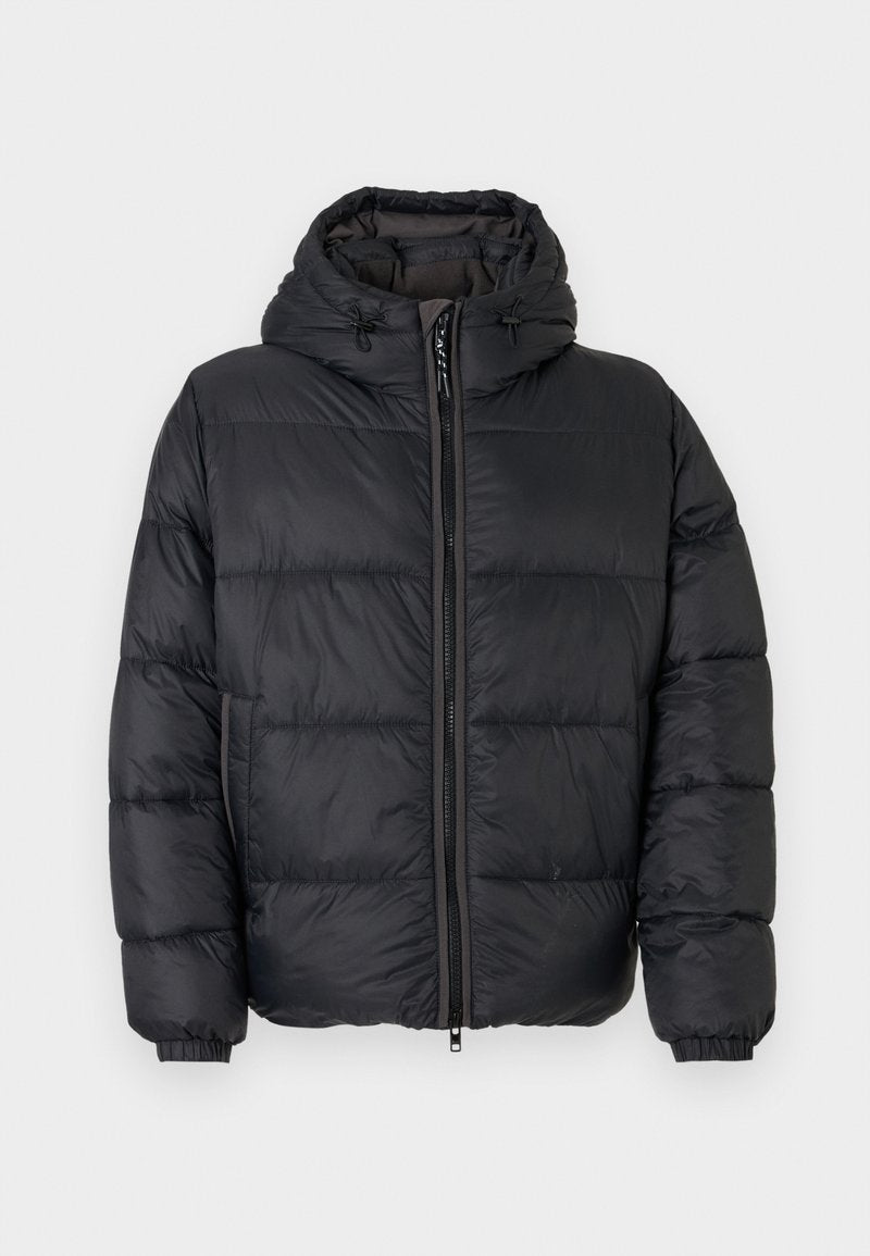 Schwarze Daunenjacke mit Reißverschlussfront, Kapuze und elastischen Bündchen. Verfügt über horizontal genähte Paneele zur Isolierung. Glattes, glänzendes Material.