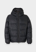 Schwarze Daunenjacke mit Reißverschlussfront, Kapuze und elastischen Bündchen. Verfügt über horizontal genähte Paneele zur Isolierung. Glattes, glänzendes Material.