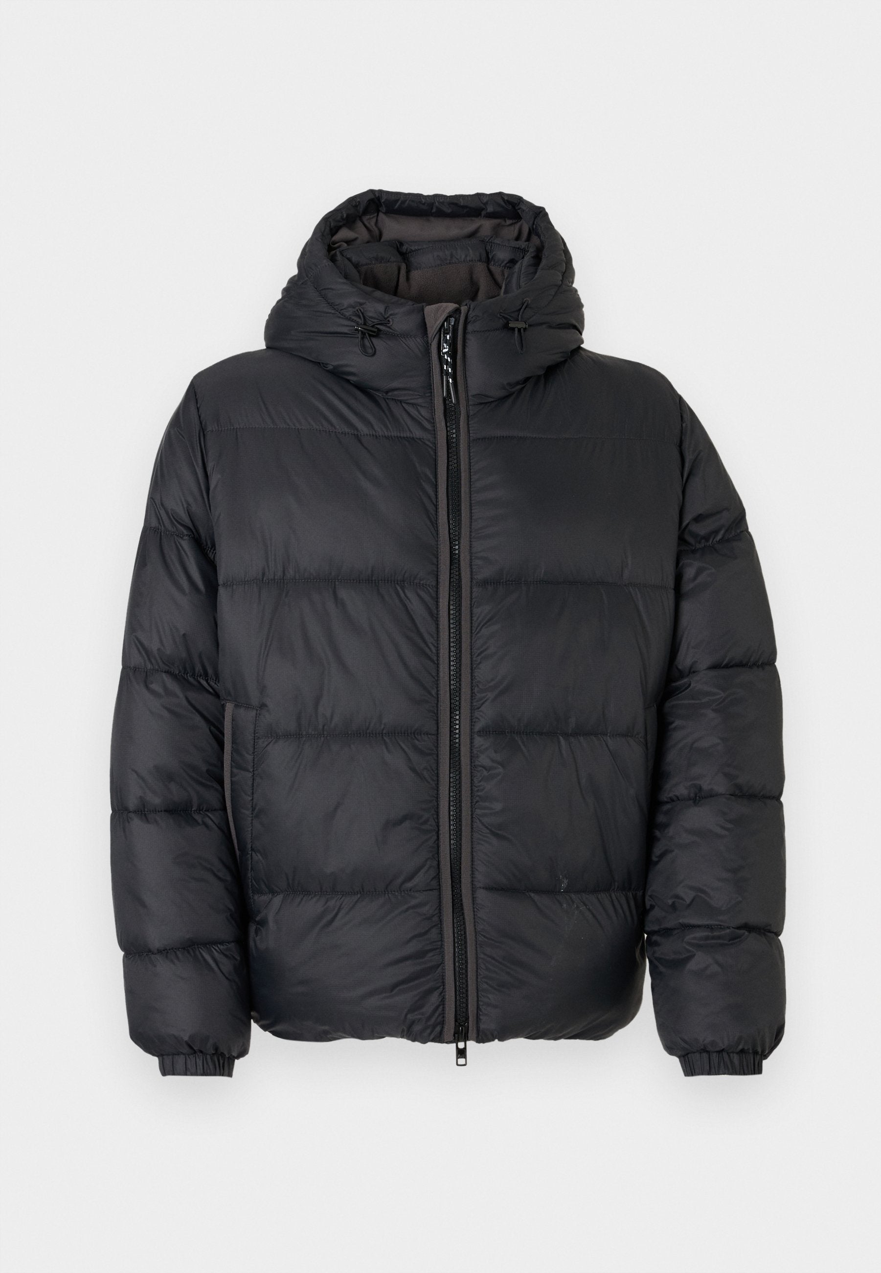 Schwarze Daunenjacke mit Reißverschlussfront, Kapuze und elastischen Bündchen. Verfügt über horizontal genähte Paneele zur Isolierung. Glattes, glänzendes Material.
