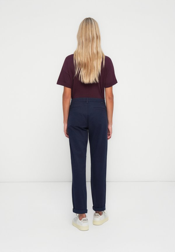 DOCKERS WEEKEND CHINO SLIM ANKLE