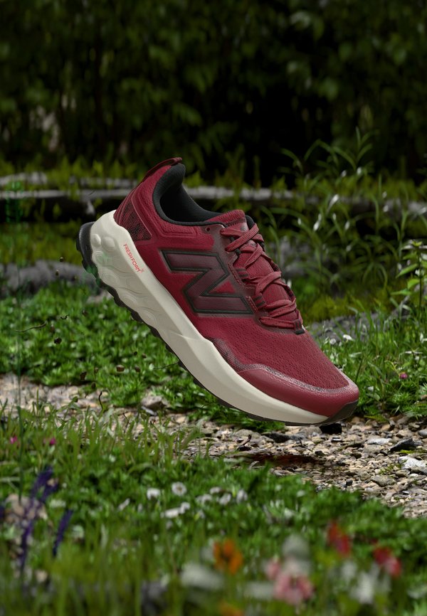New Balance GAROE V2 - Trail running shoes - podium red/grey matter/black