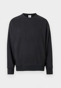 Schwarzes Sweatshirt mit Rundhalsausschnitt und langen Ärmeln, mit gerippten Bündchen und Saum, das ein kleines gesticktes Detail unterhalb des Halsausschnitts aufweist.