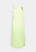 Hellgrünes Satin-Übernachtkleid mit Spaghetti-Trägern, einem Rundhalsausschnitt und gerader Silhouette, das eine glatte, glänzende Textur aufweist.