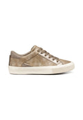 Hellbrauner Leder-Sneaker mit beigefarbener Gummisohle, Schnürung vorne und dezenten geometrischen Nähten an der Seite.