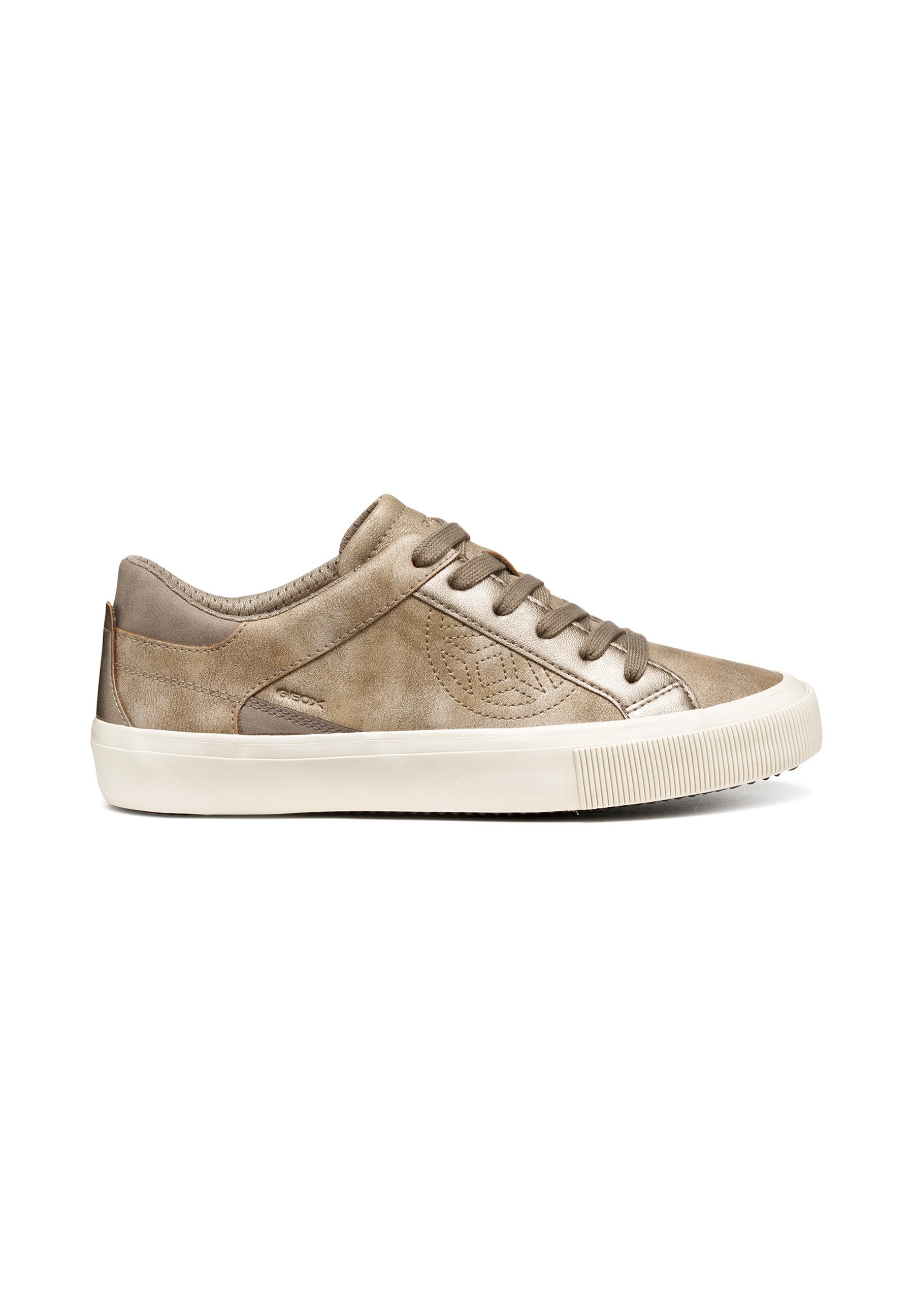 Hellbrauner Leder-Sneaker mit beigefarbener Gummisohle, Schnürung vorne und dezenten geometrischen Nähten an der Seite.