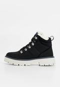 Schwarze Knöchelboots mit strukturiertem Obermaterial, weißem Fellfutter, Metallösen und einer dicken weißen Sohle. Mit einem Ziehtab für einfaches Anziehen.