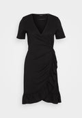 Schwarzes Wickelkleid mit kurzen Ärmeln, V-Ausschnitt, Faltenwurfdetails auf der Vorderseite und einem rüschierten Saum. Hergestellt aus weichem, strukturiertem Stoff.