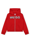 Rote Zip-Hoodie mit Kapuze, auf der Vorderseite mit großen, grauen "HUGO"-Buchstaben bedruckt. Verfügt über zwei Fronttaschen und gerippte Bündchen.