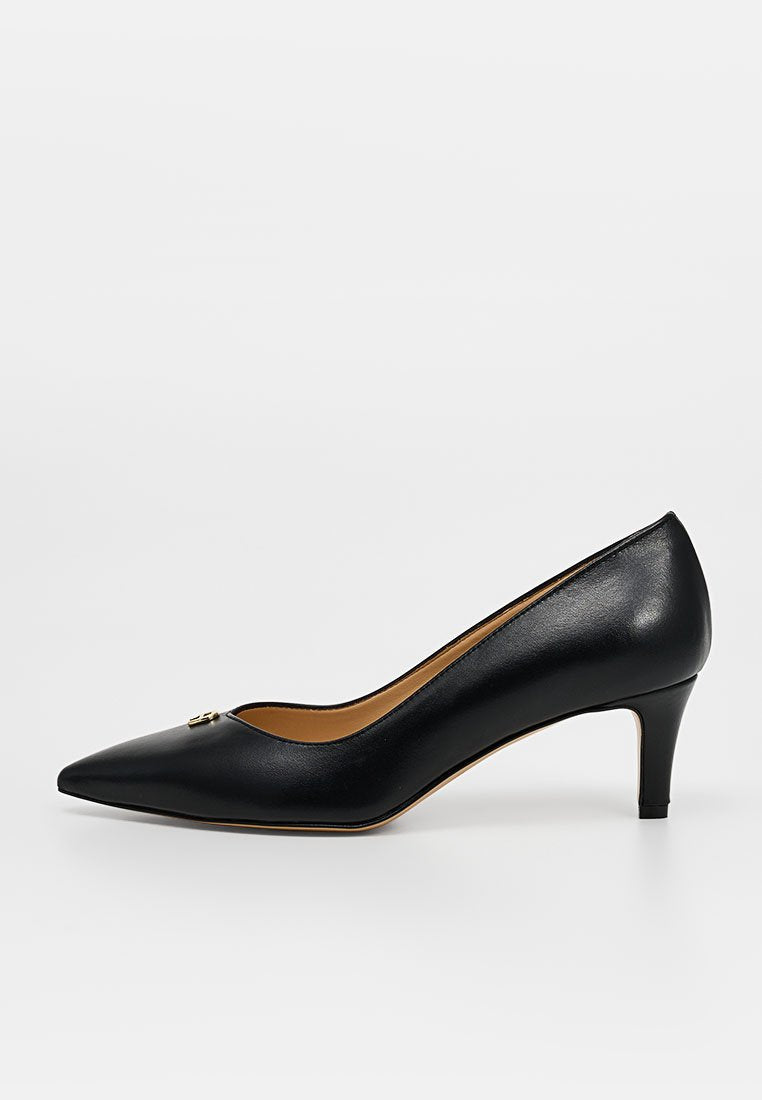 Schwarzer Damen-Pumps aus Leder mit spitz zulaufender Spitze, niedrigem Kitten-Heel und kleinem goldenen Akzent nahe der Spitze vor weißem Hintergrund.