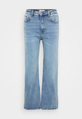 Helleblaue, weit geschnittene Jeans aus Denim. Verfügt über fünf Taschen, Gürtelschlaufen und einen standardmäßigen Knopf- und Reißverschluss. Sichtbare, abgenutzte Textur.