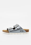 Metallic silberner Slip-On-Sandal mit zwei verstellbaren Schnallen, Kork-Fußbett, weißer Sohle und "BAYTON"-Logo an der Seite.
