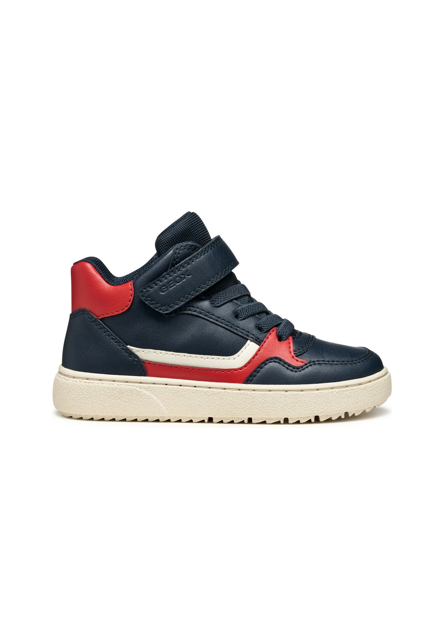 Hochschaft-Sneaker aus marineblauem und rotem Leder mit beiger Gummisohle. Zu den Merkmalen gehören ein Klettverschluss, Schnürsenkel und strukturierte seitliche Akzente.