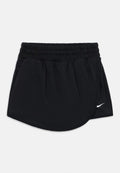 Schwarzer Sportrock mit elastischem Bund, ausgestattet mit Seitentaschen und einem weißen Nike-Logo auf der unteren rechten Seite. Glatte Textur.