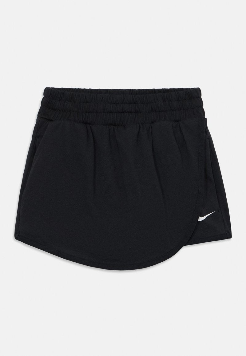 Schwarzer Sportrock mit elastischem Bund, ausgestattet mit Seitentaschen und einem weißen Nike-Logo auf der unteren rechten Seite. Glatte Textur.