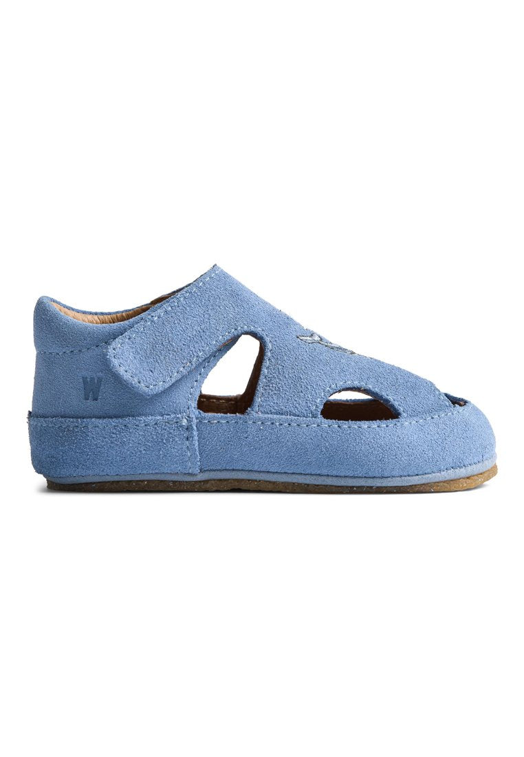 Hellblauer Wildlederschuh mit ausgeschnittenen Designs, Klettverschluss und brauner Sohle. Verfügt über eine glatte Textur und ein lässiges, geschlossenes Zehendesign.