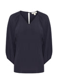 Marinebluse mit V-Ausschnitt, dreiviertellangen Puffärmeln und einem Schlüsselloch-Rückendetail. Hergestellt aus leichtem, glattem Stoff.