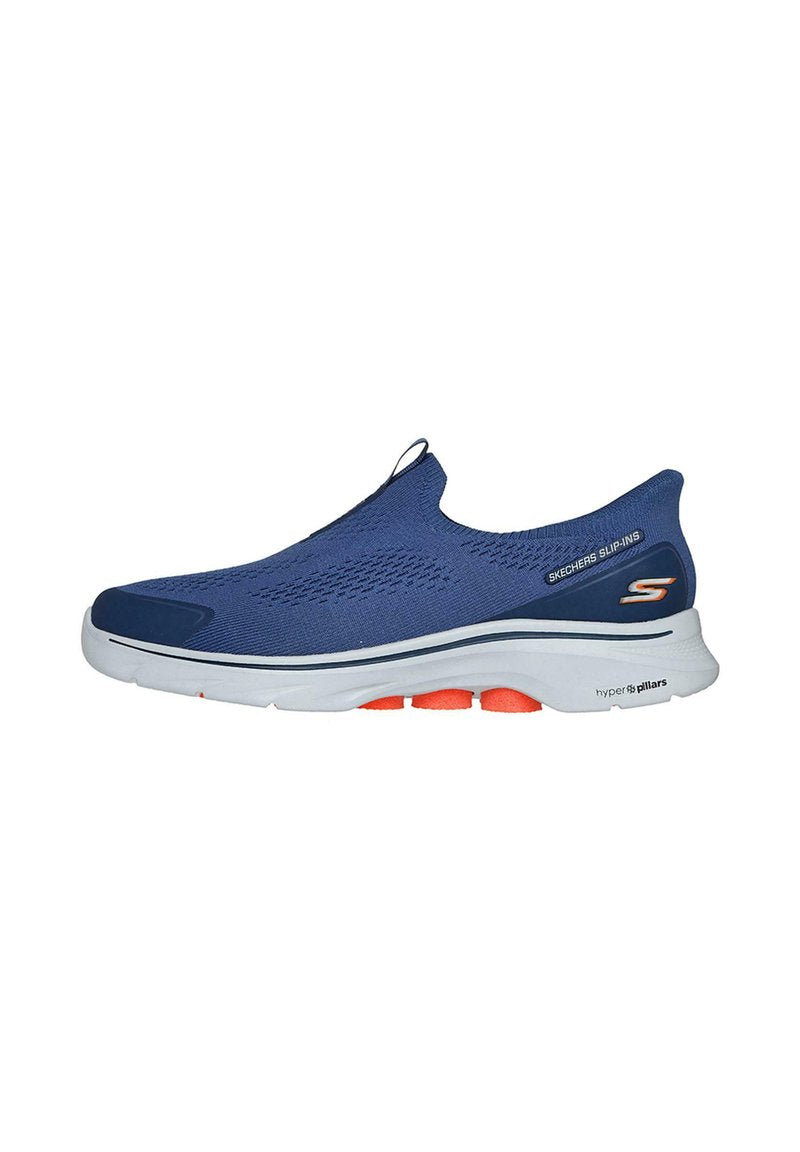 Marineblaue Slip-On-Sneaker mit einem atmungsaktiven Mesh-Obermaterial, weißer Zwischensohle und orangenen Akzenten auf der Laufsohle für verbesserten Komfort und Unterstützung.