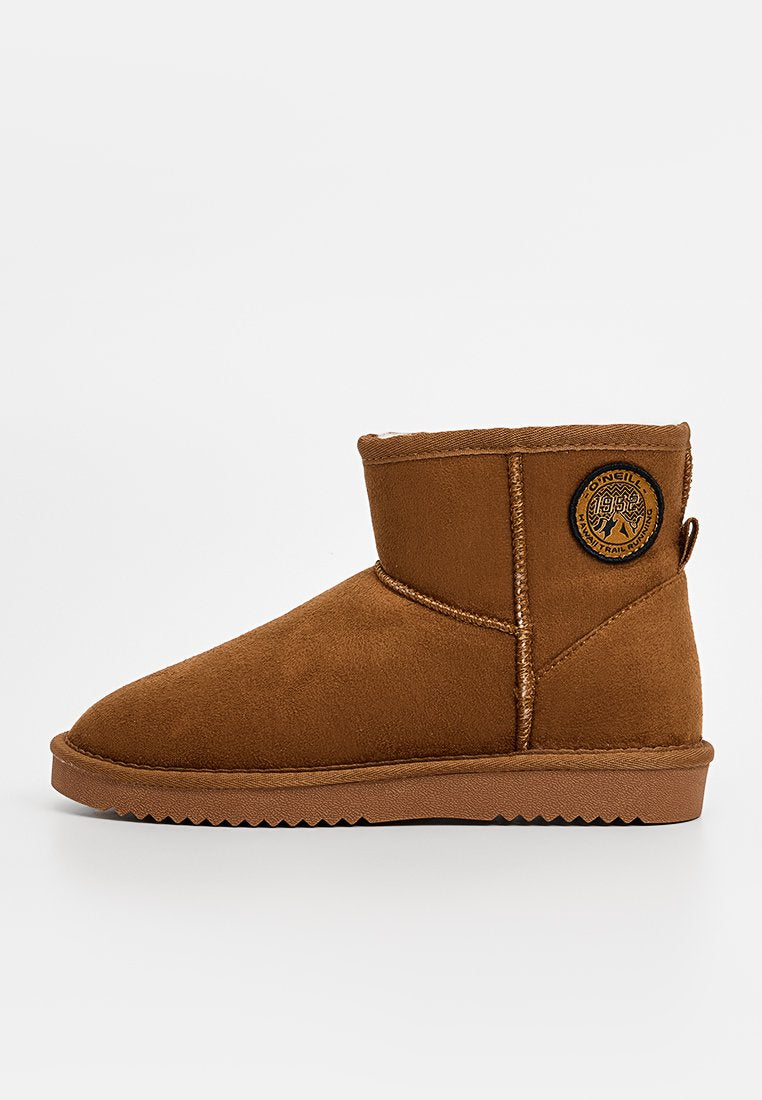 Braune Wildleder-Ankle Boots mit runder Zehenpartie, texturierter Oberfläche, gesteppten Akzenten und einem kreisförmigen Logo-Patch an der Seite. Gummisohle für besseren Halt.