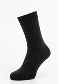 Schwarze, dicke Wollsocke, die aufrecht präsentiert wird und ein strukturiertes Strickmuster sowie eine mittellange Wadenlänge aufweist, vor einem weißen Hintergrund.