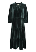 Samtgrünes Kleid mit Rüschenausschnitt, gestuftem Design und dreiviertel Ärmeln. Glatte Textur mit fließender Silhouette.