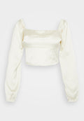 Leicht verkürzte Bluse aus cremigem Satin. Quadratischer Ausschnitt, lange Puffärmel und geraffte Manschetten. Glatte Textur mit eleganter Silhouette.