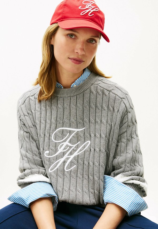 Tommy Hilfiger LOGO EMBROIDERY RELAXED CABLE KNIT JUMPER