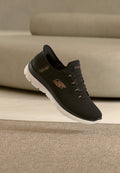 Schwarzer Slip-On-Sneaker mit strukturierter Oberseite, weißer Sohle und dezentem Logo. Verfügt über elastische Schnürsenkel und ein leichtes Design für Komfort.