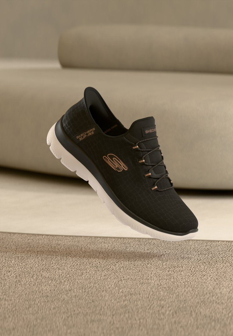 Schwarzer Slip-On-Sneaker mit strukturierter Oberseite, weißer Sohle und dezentem Logo. Verfügt über elastische Schnürsenkel und ein leichtes Design für Komfort.