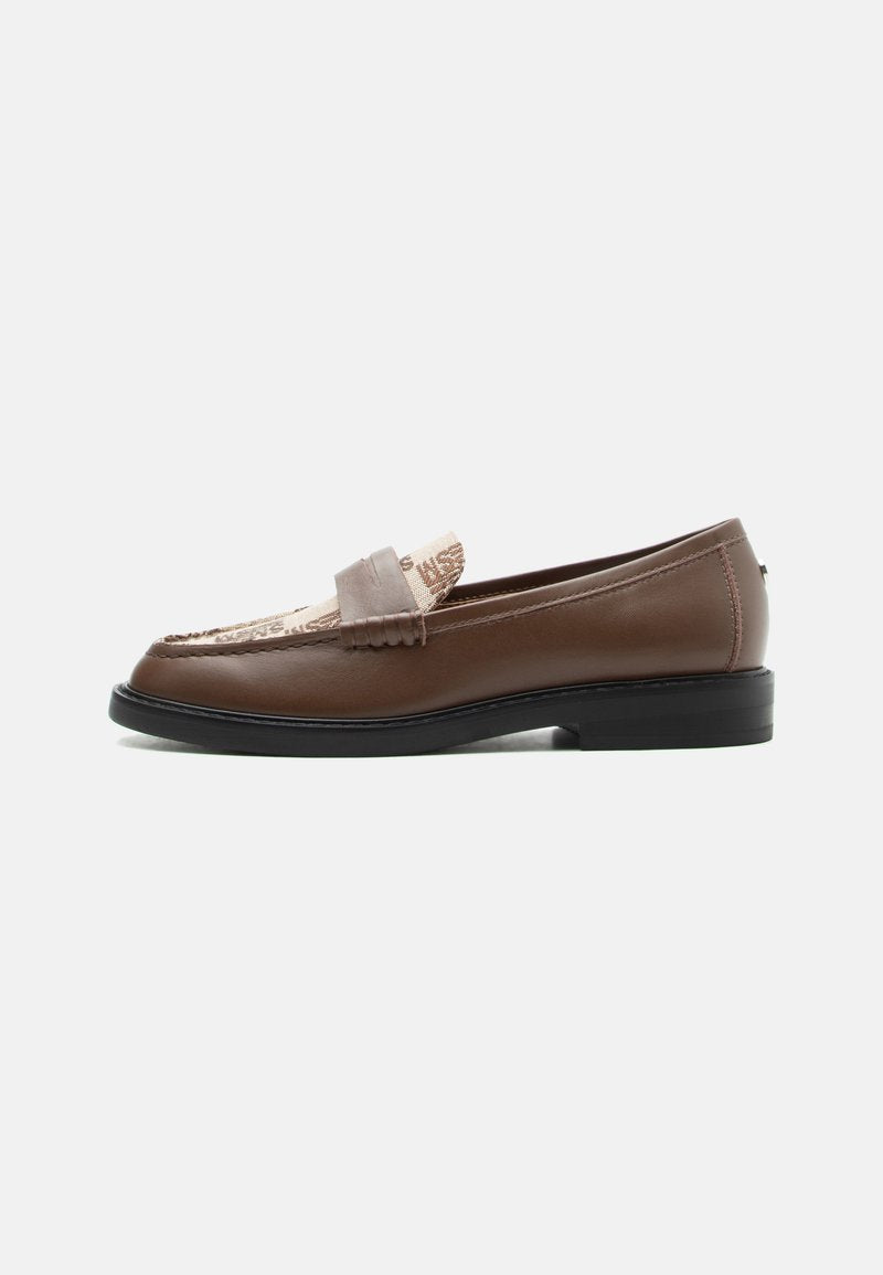 Brauner Lederschuh mit beigem Stoffpaneel mit Textdetails, schwarzer Sohle und niedrigem Absatz, seitlich auf weißem Hintergrund betrachtet.