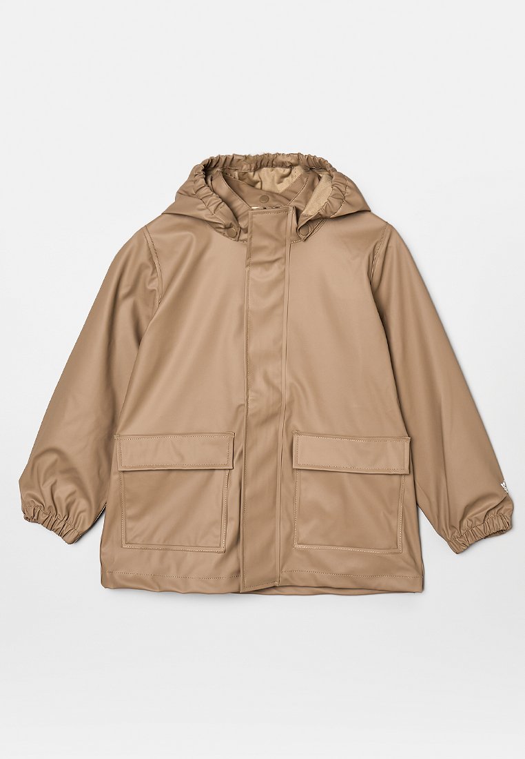 Tan wasserfeste Kapuzen-Regenjacke mit elastischen Ärmelbündchen und zwei Frontklappentaschen, geeignet für Kinder.