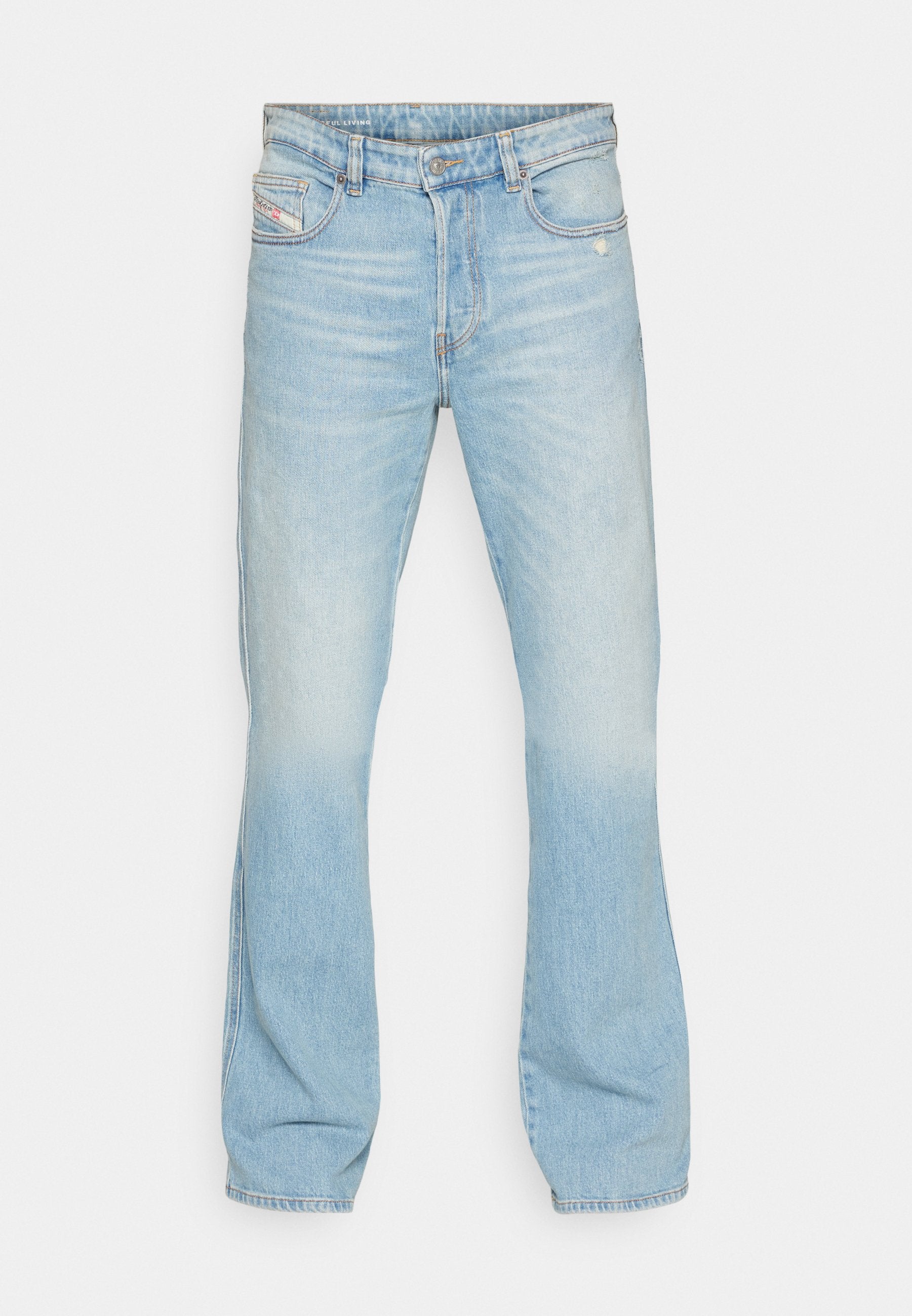 Helle blaue Jeans aus Denim mit geradem Bein, mit vorderen Taschen und leichter Ausbleichung. Klassisches Fünf-Taschen-Design, Knopfverschluss.