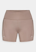 Braune, dehnbare Sportshorts mit hohem Bund, Seitennaht-Stichen und drei weißen Akzentlinien nahe dem Saum.
