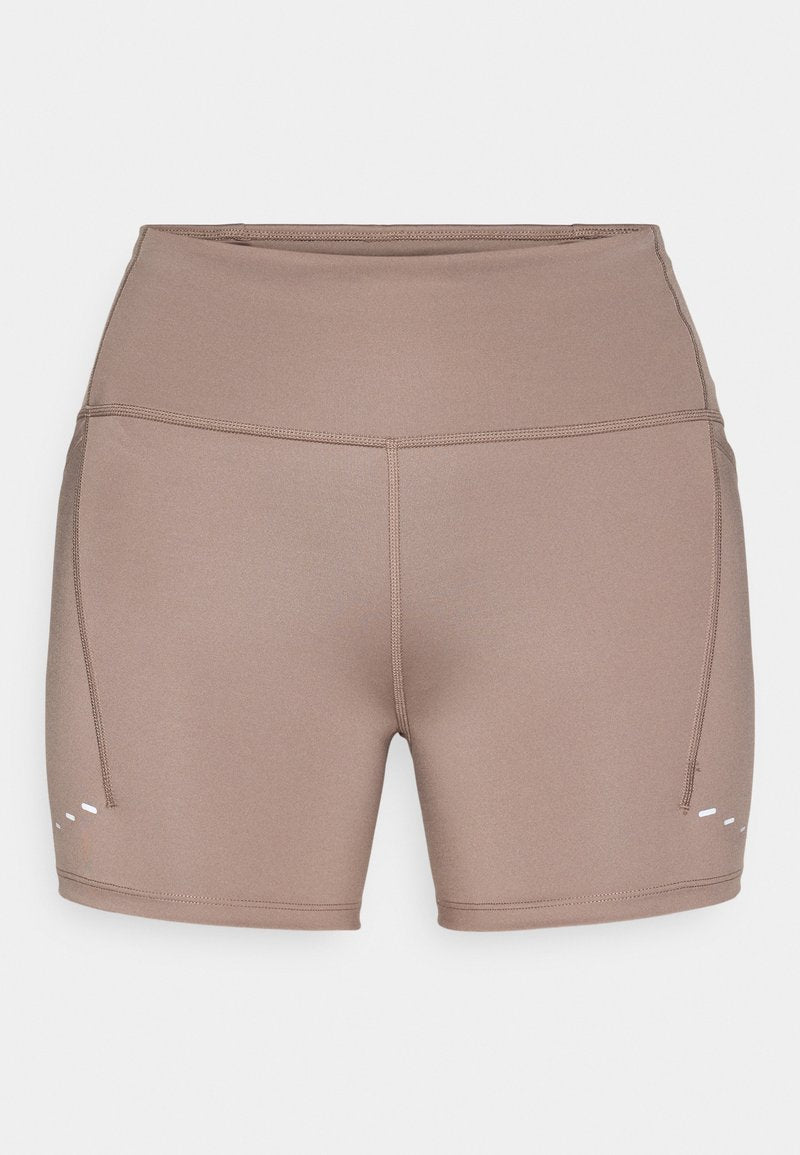Braune, dehnbare Sportshorts mit hohem Bund, Seitennaht-Stichen und drei weißen Akzentlinien nahe dem Saum.