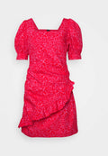 Rotes Blumen kleid mit Puffärmeln, einem quadratischen Ausschnitt und einem rüschenden Seitensaum. Hergestellt aus glattem Stoff mit einem Rosenmuster.