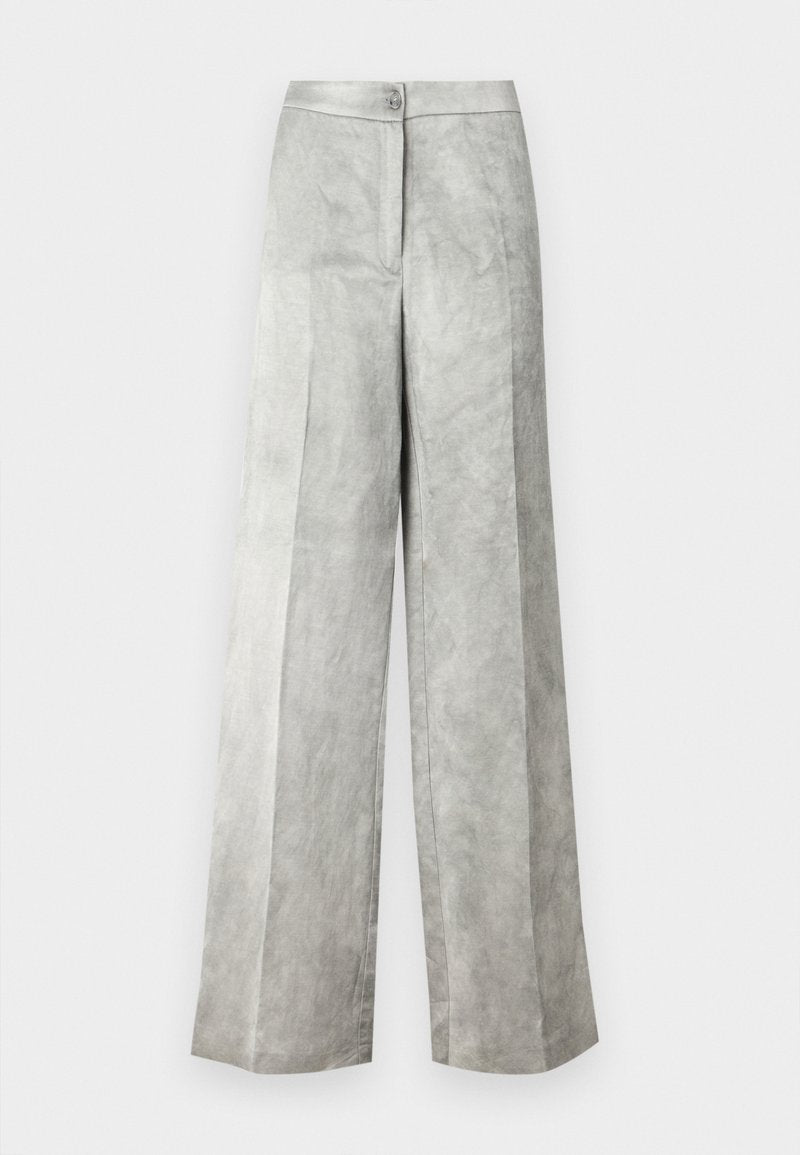Helle graue weit geschnittene Hose aus glattem Stoff mit einem dezenten Glanz. Sie verfügt über einen vorderen Knopfverschluss und klare Bügelfalten.