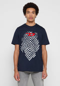 Marineblaues Baumwoll-T-Shirt mit einem geometrischen weißen und silbernen Muster, oben mit einem roten Akzent versehen. Kurzärmlig und mit Rundhalsausschnitt.