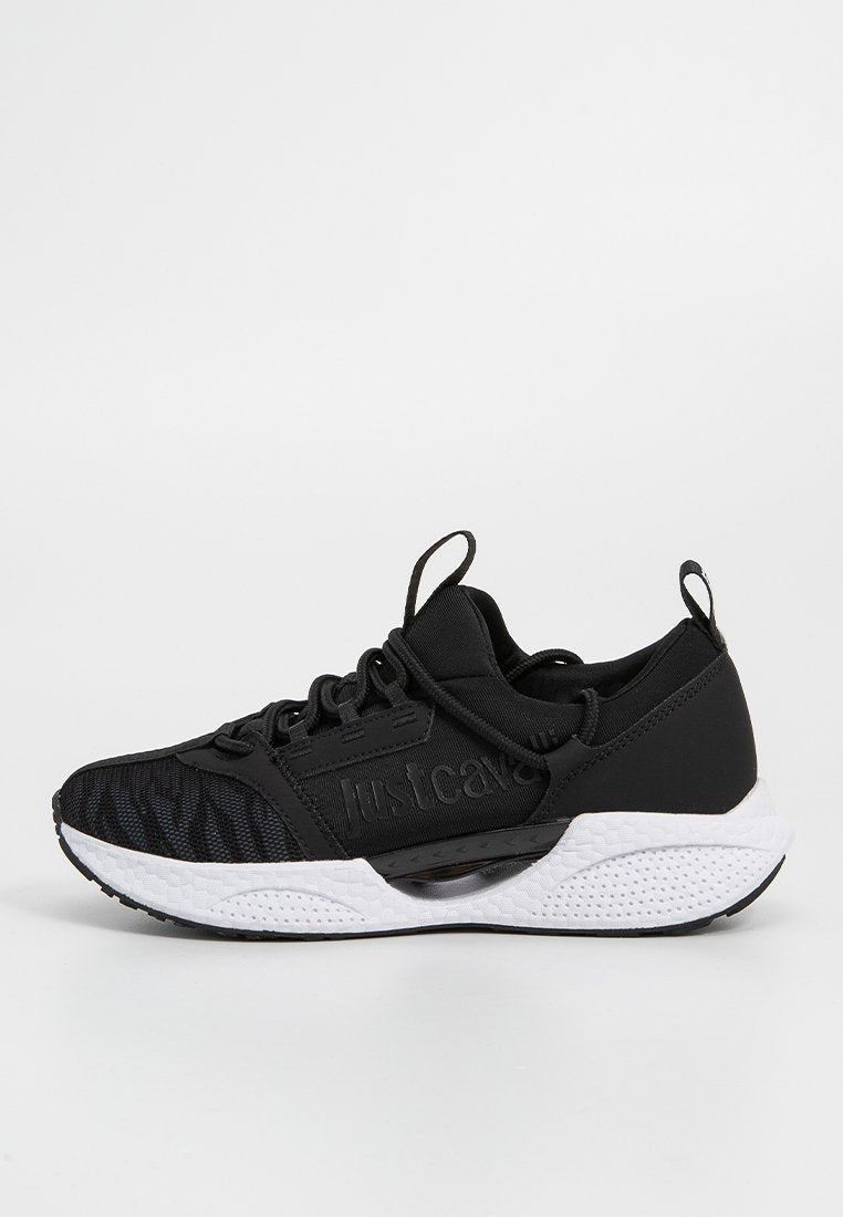 Schwarze Sportschuhe mit einem Obermaterial aus Mesh, strukturierten Akzenten und einer weißen Gummisohle. Mit Logografik und gepolstertem Absatz für zusätzlichen Komfort.