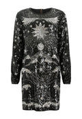 Schwarzes, paillettenbesetztes Kleid mit aufwendigen silbernen Verzierungen, die himmlische Designs darstellen, langen Ärmeln und einem runden Ausschnitt.