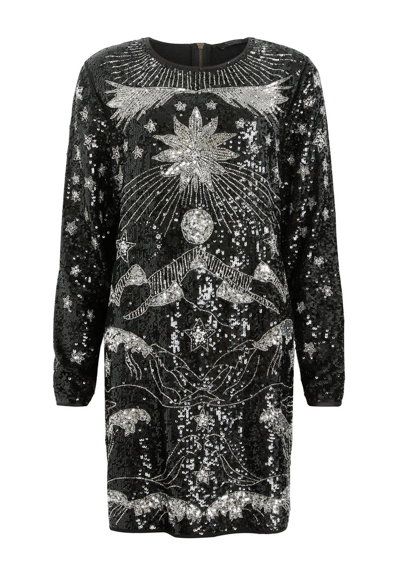 Schwarzes, paillettenbesetztes Kleid mit aufwendigen silbernen Verzierungen, die himmlische Designs darstellen, langen Ärmeln und einem runden Ausschnitt.